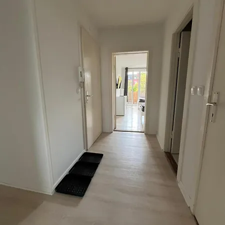 3 Br, 5 Singlebeds, Free Parking, Balcony, Near A7 Autobahn Apartment *