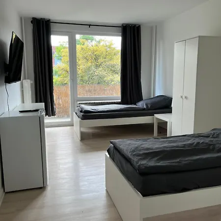 3 Br, 5 Singlebeds, Free Parking, Balcony, Near A7 Autobahn Apartment