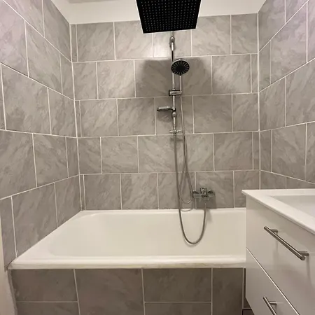 3 Br, 5 Singlebeds, Free Parking, Balcony, Near A7 Autobahn * Neumünster