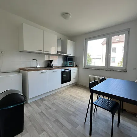 3 Br, 5 Singlebeds, Free Parking, Balcony, Near A7 Autobahn Neumünster
